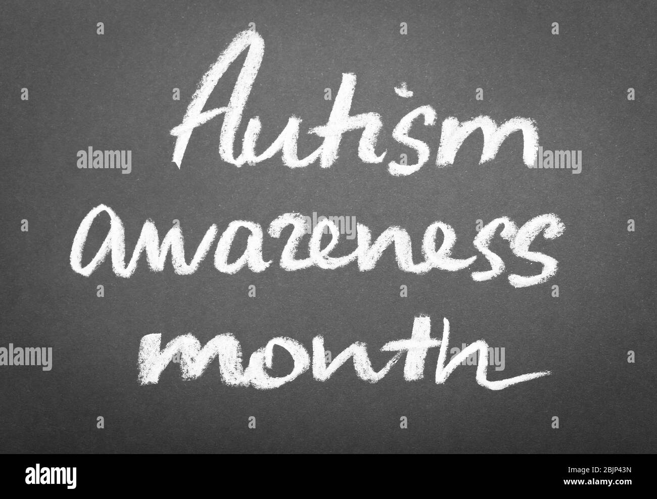 Testo DEL MESE DI CONSAPEVOLEZZA AUTISMO scritto su lavagna Foto Stock