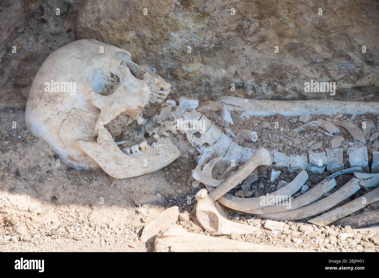 Sito archeologico di Nemea in Grecia. Uno scheletro di una donna di età superiore ai 2000 anni è stato trovato in uno scavo nella zona Foto Stock