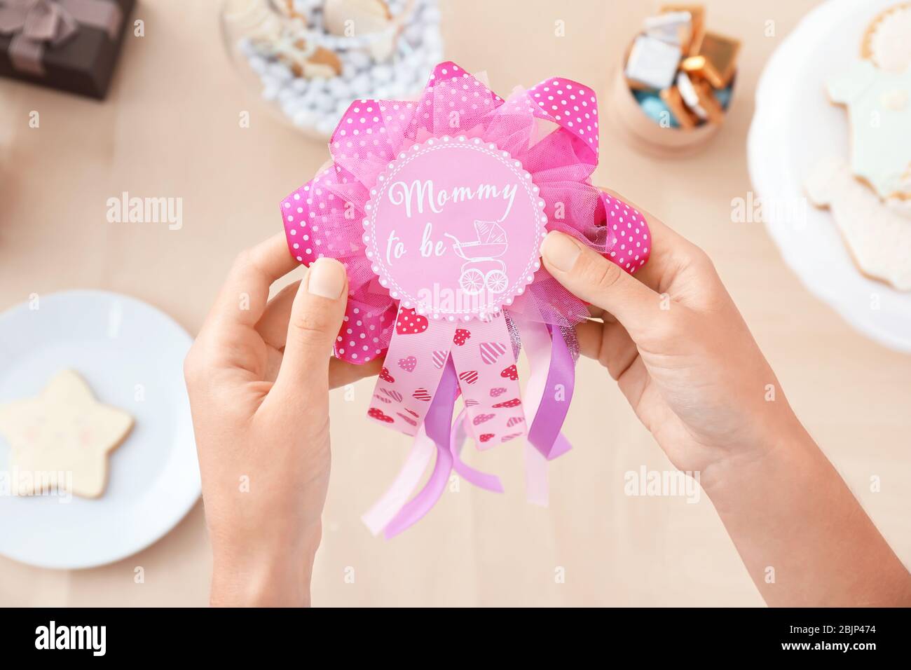 Donna che tiene nastro premio con MUMMY testo PER ESSERE sopra la tabella Foto Stock