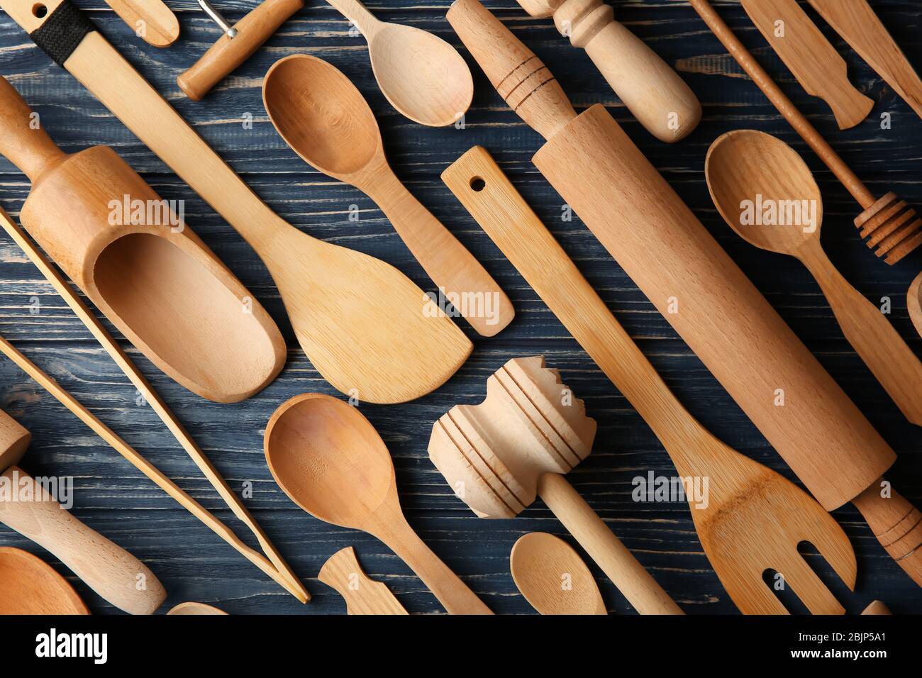 Legno di vari utensili da cucina sul tavolo Foto Stock