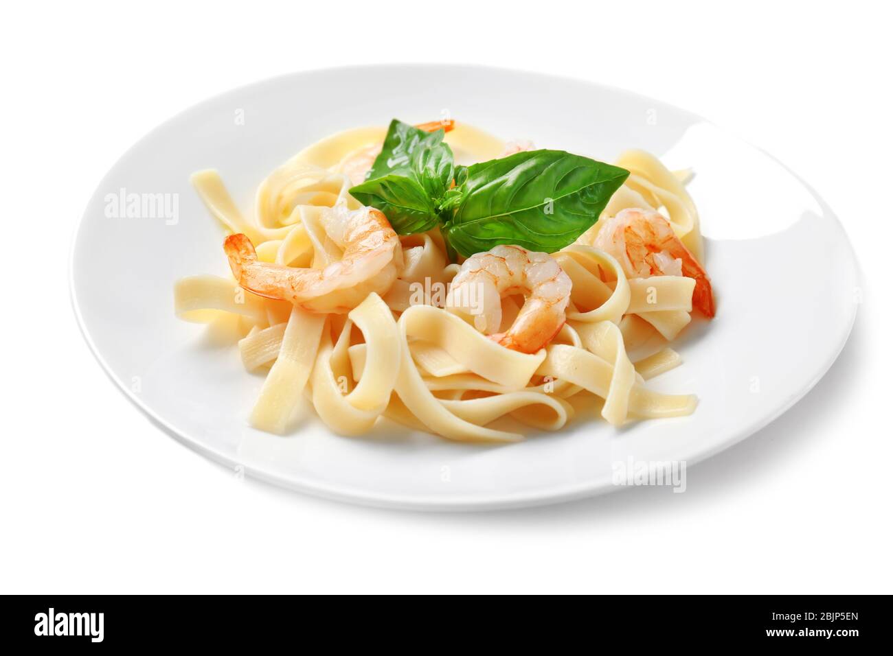 Piatto di pasta gustosa con gamberi su sfondo bianco Foto Stock