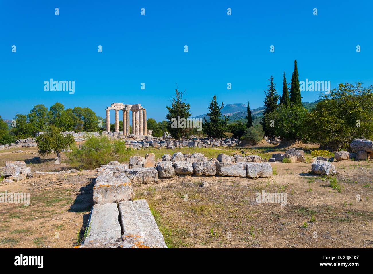 Tempio di Zeus nel sito archeologico di Nemea in Grecia. Ha tre stili architettonici: dorico, ionico e corinzio Foto Stock