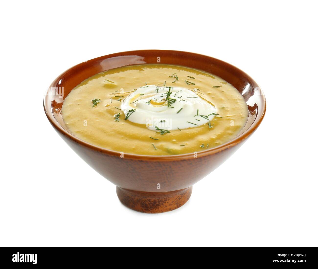 Porzione di zuppa di crema di lenticchie fatte in casa in ciotola su sfondo bianco Foto Stock