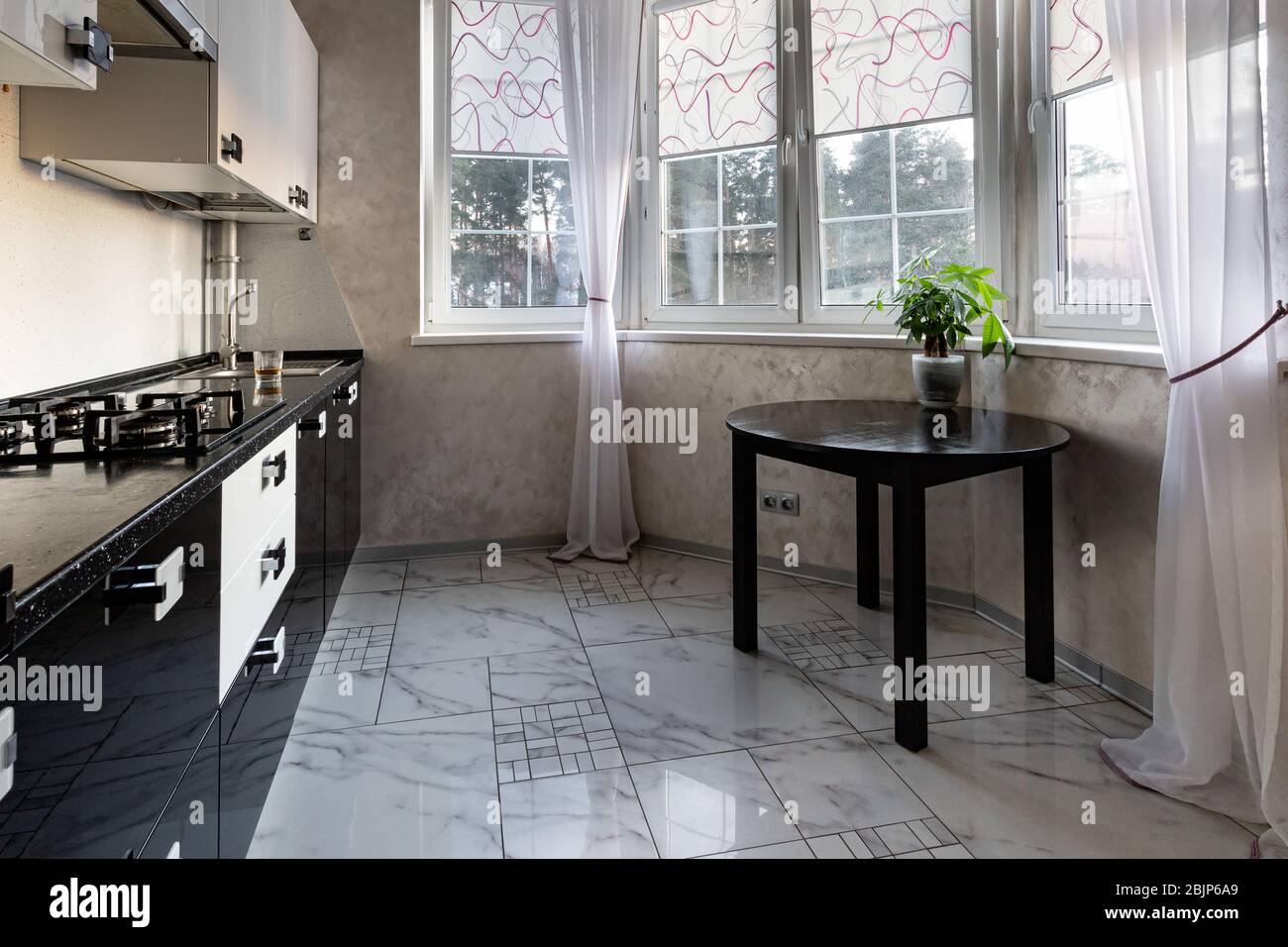 casa moderna accogliente cucina luminosa, design degli interni elegante Foto Stock