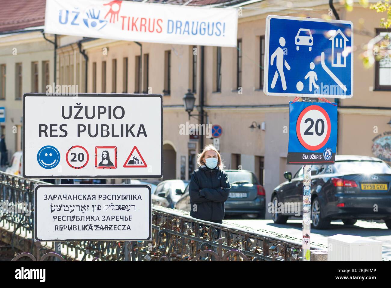 Ragazza bionda con maschera a Repubblica di Uzupis, un quartiere di Vilnius, la capitale della Lituania, Europa, in gran parte situato nel centro storico di Vilnius Foto Stock