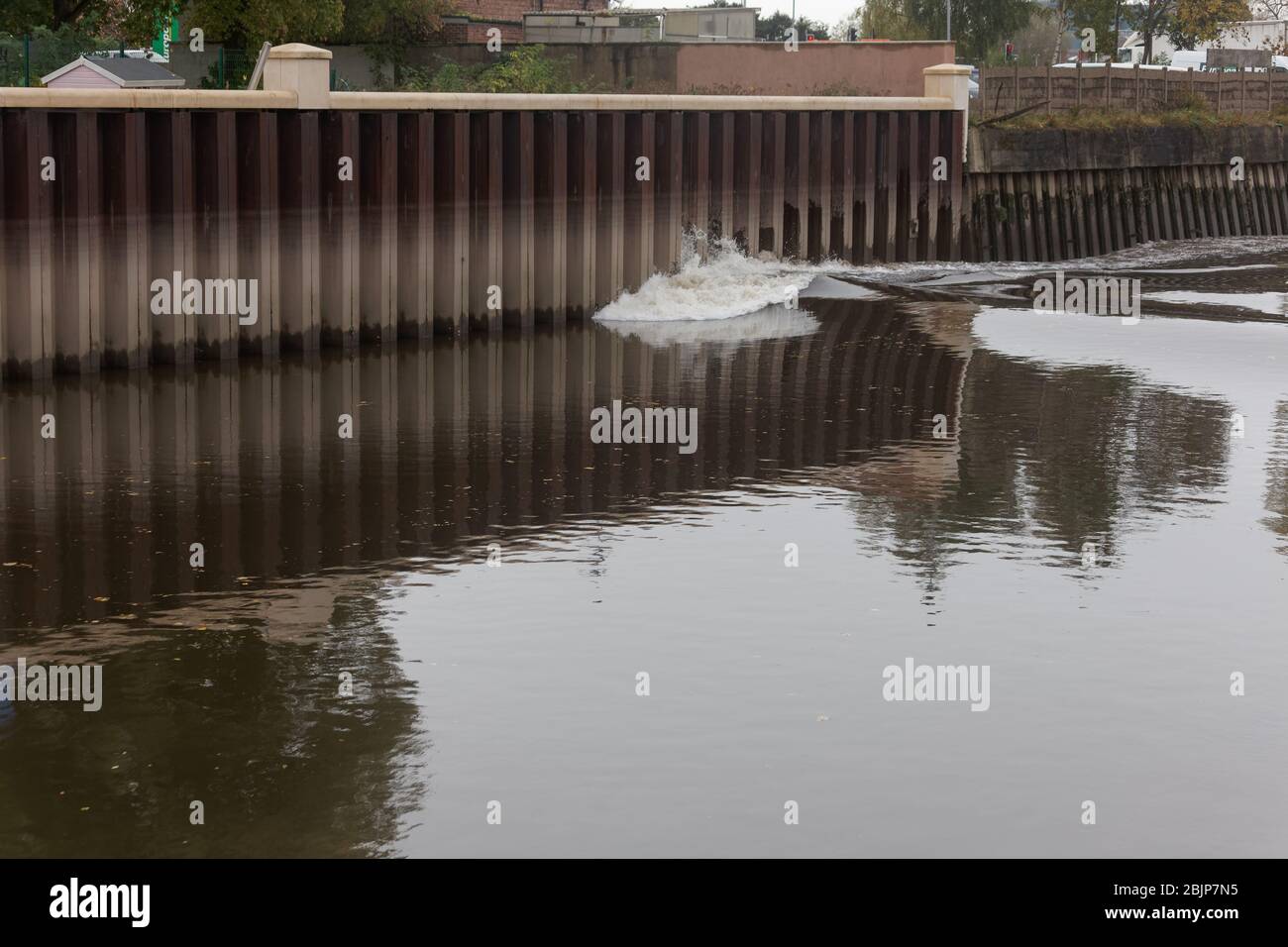 Il foro di Mersey Tidal passa attraverso il Mersey Flood Defence Scheme vicino al centro della città Foto Stock