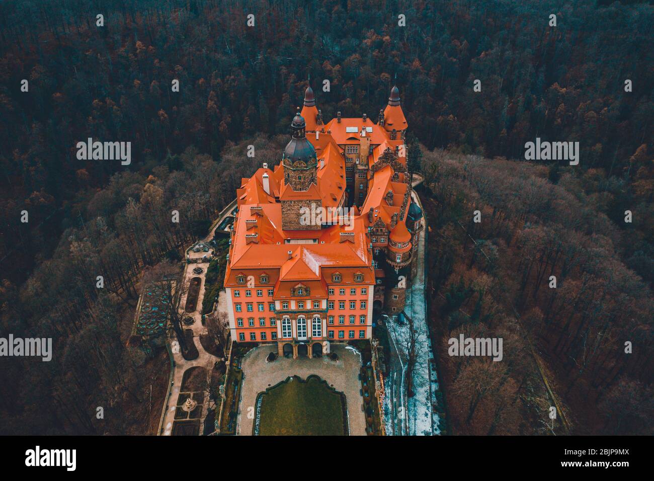 Swidnica, Polonia - Gennaio 29 2020: Maestoso castello di ksiaz in Polonia durante l'autunno freddo vista dall'alto 2021 Foto Stock
