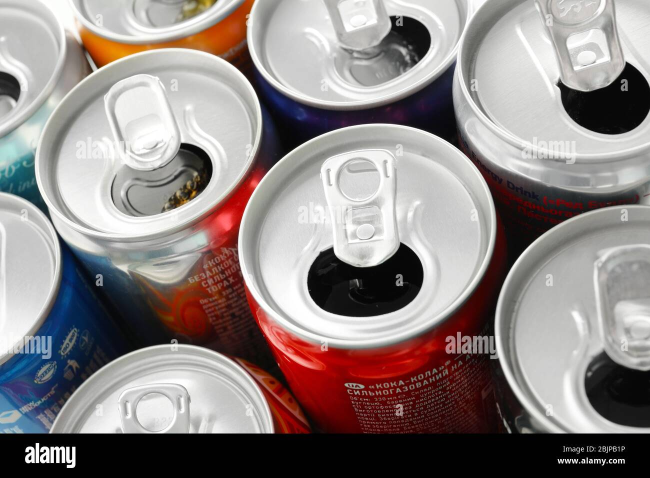 KIEV, UCRAINA - 18 SETTEMBRE 2017: Lattine aperte con bevande di marche diverse popolari, primo piano Foto Stock