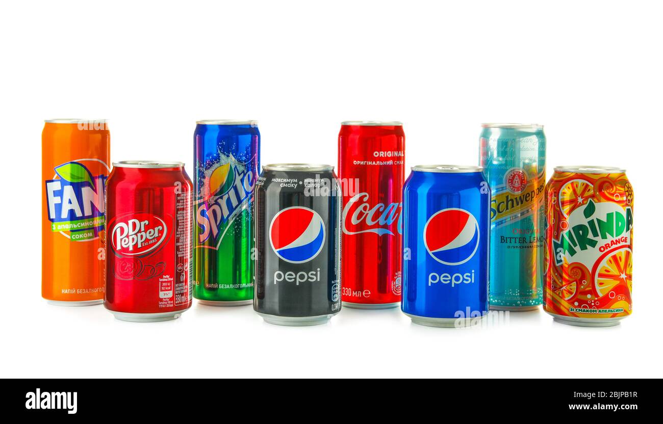 KIEV, UCRAINA - 18 SETTEMBRE 2017: Bevande diverse dei marchi più popolari su sfondo bianco Foto Stock