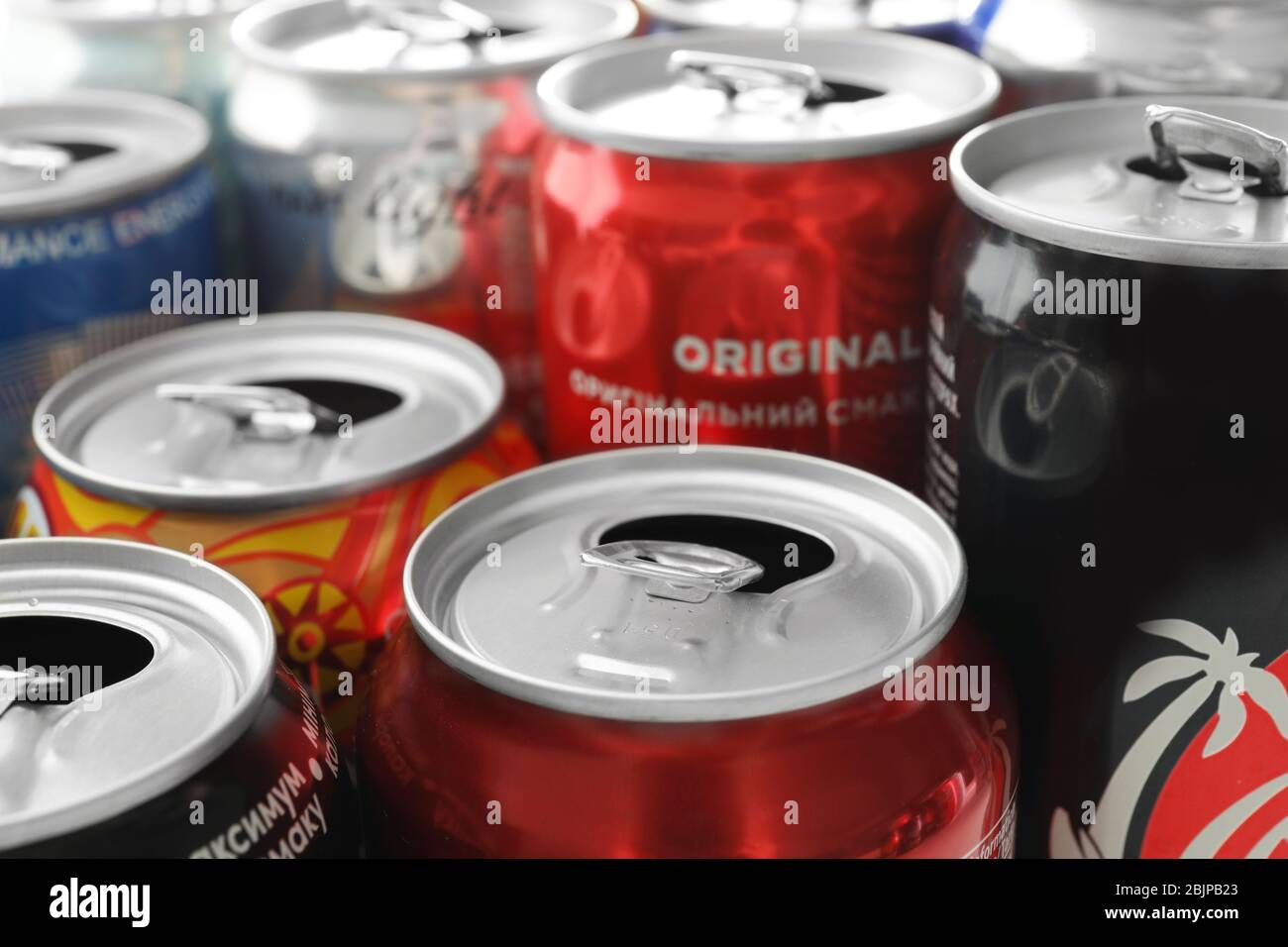 KIEV, UCRAINA - 18 SETTEMBRE 2017: Lattine aperte con bevande di marche diverse popolari, primo piano Foto Stock