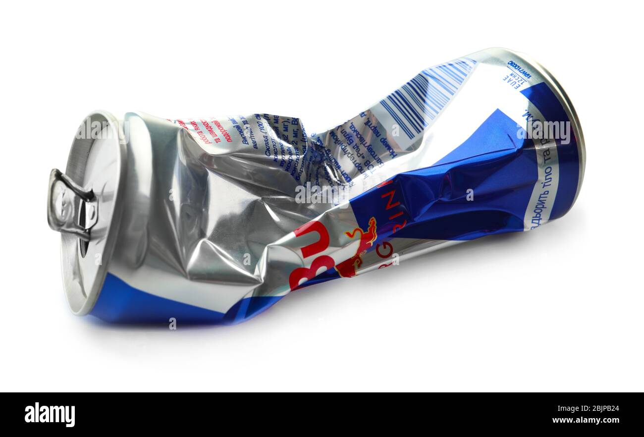KIEV, UCRAINA - 18 SETTEMBRE 2017: Usato lattina di Red Bull su sfondo bianco Foto Stock