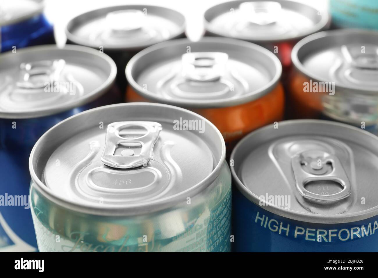 KIEV, UCRAINA - 18 SETTEMBRE 2017: Lattine chiuse con bevande di marche diverse, primo piano Foto Stock