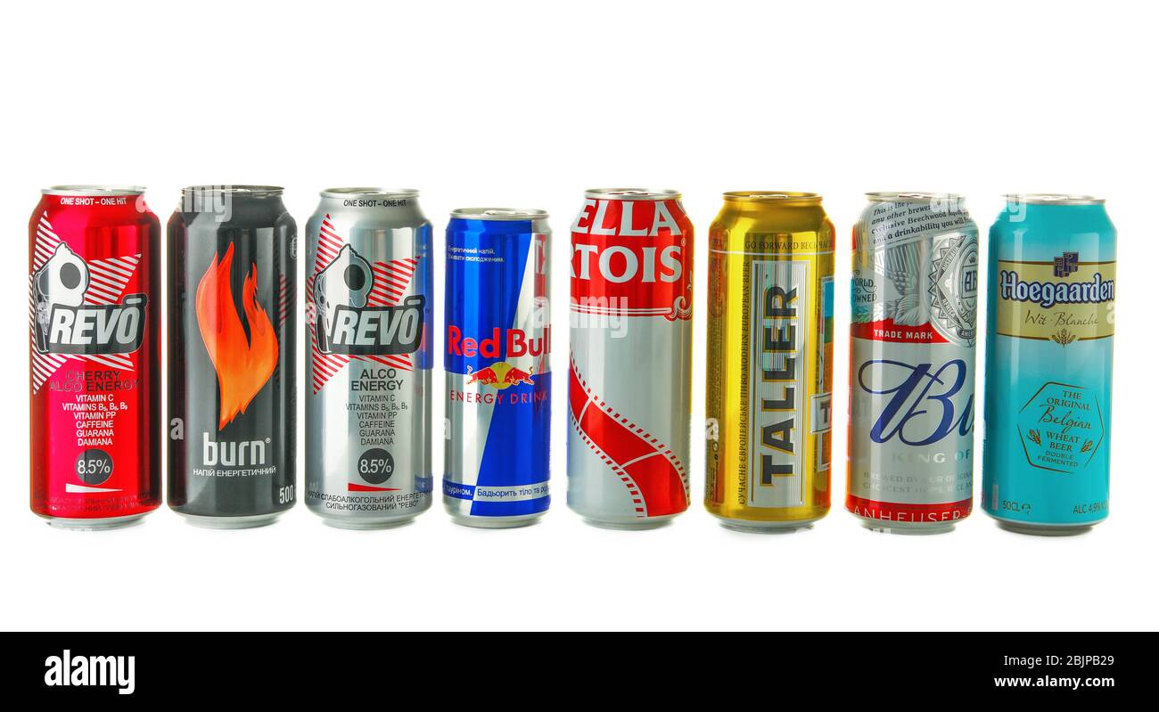 KIEV, UCRAINA - 18 SETTEMBRE 2017: Bevande diverse dei marchi più popolari su sfondo bianco Foto Stock