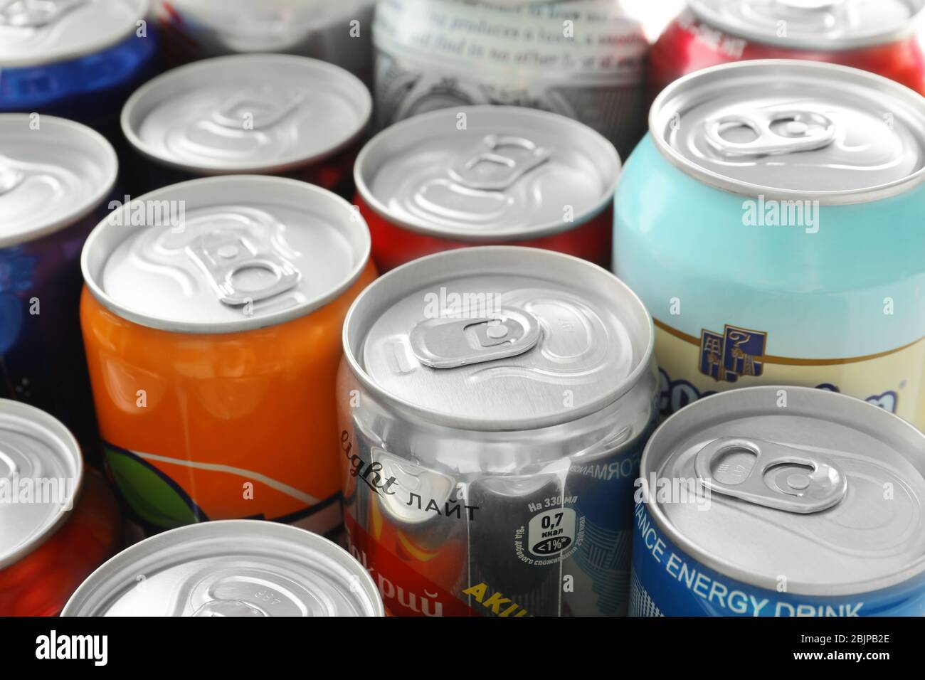 KIEV, UCRAINA - 18 SETTEMBRE 2017: Lattine chiuse con bevande di marche diverse, primo piano Foto Stock