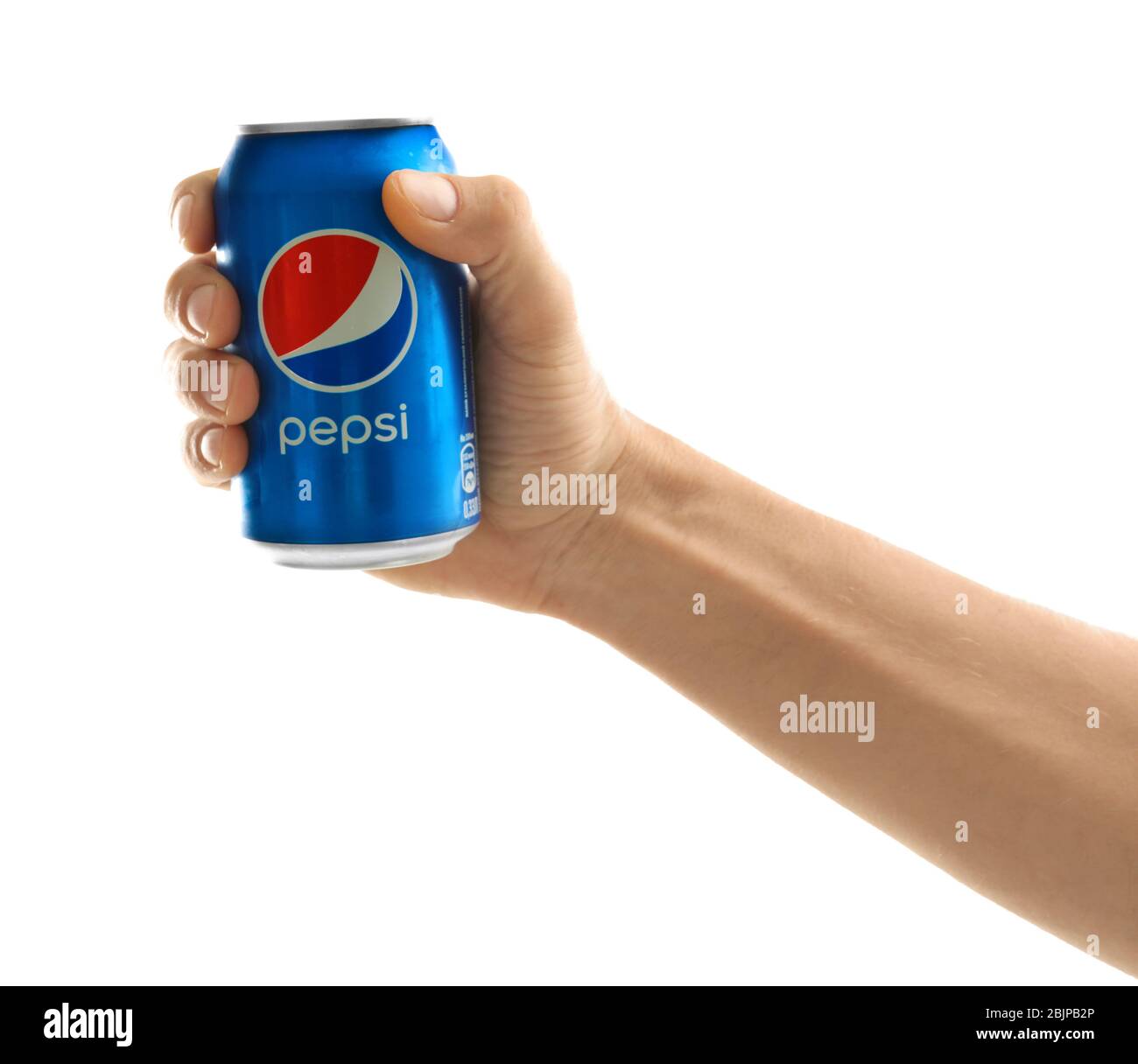 KYIV, UCRAINA - 18 SETTEMBRE 2017: Giovane uomo che tiene la lattina di Pepsi su sfondo bianco Foto Stock