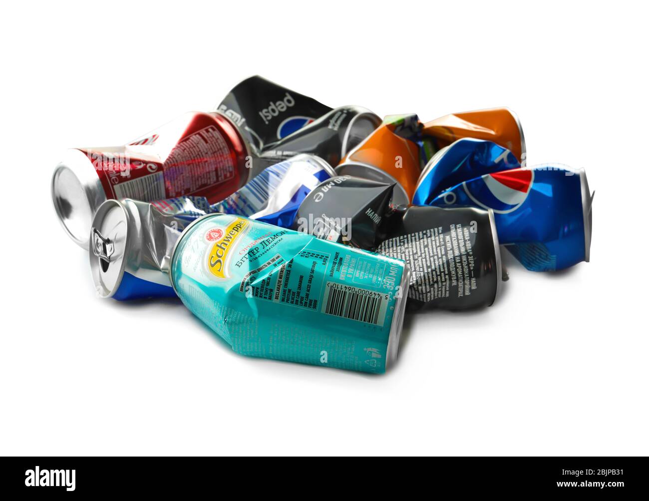 KIEV, UCRAINA - 18 SETTEMBRE 2017: Lattine usate di marchi popolari su sfondo bianco Foto Stock