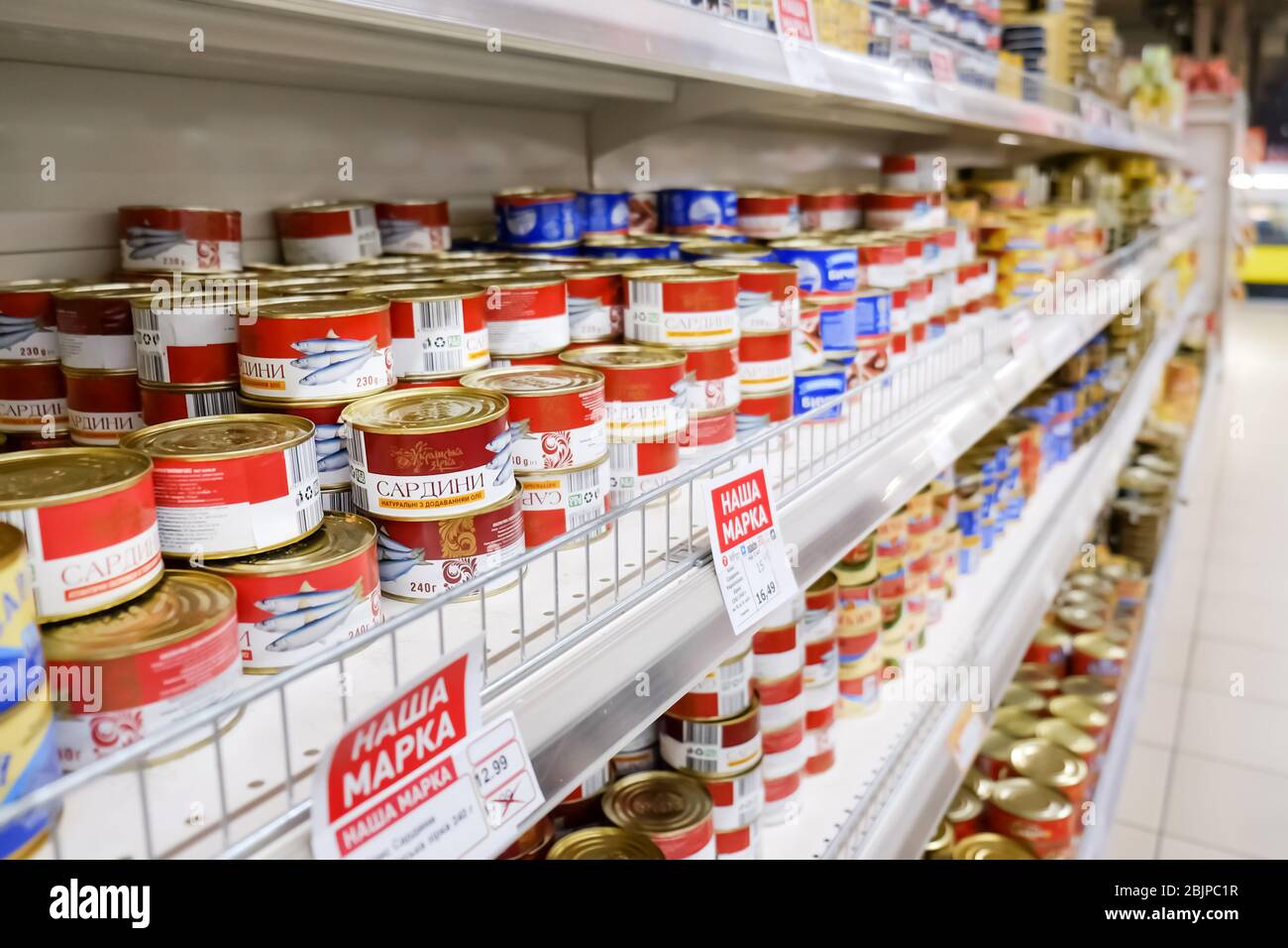 KIEV, UCRAINA - 18 SETTEMBRE 2017: Varietà di cibo in scatola diverso in supermercato Foto Stock