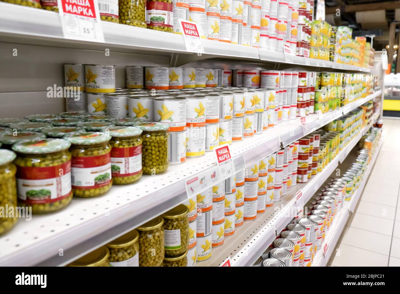 KIEV, UCRAINA - 18 SETTEMBRE 2017: Varietà di cibo in scatola diverso in supermercato Foto Stock