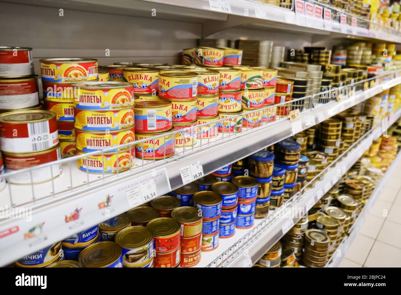 KIEV, UCRAINA - 18 SETTEMBRE 2017: Varietà di cibo in scatola diverso in supermercato Foto Stock