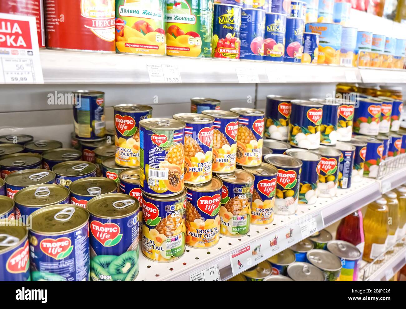 KIEV, UCRAINA - 18 SETTEMBRE 2017: Varietà di cibo in scatola diverso in supermercato Foto Stock