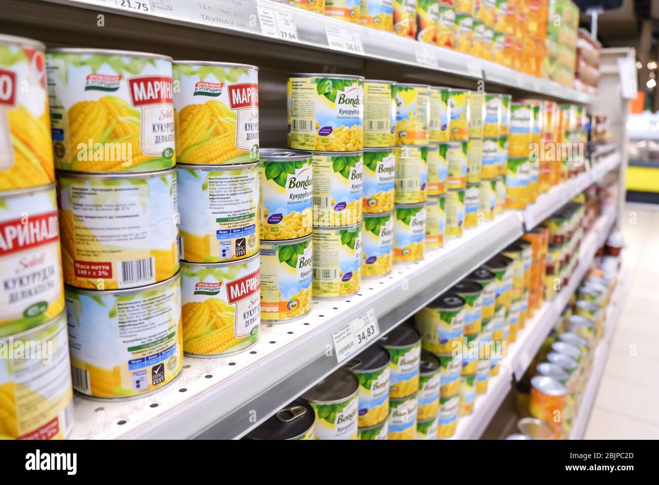 KIEV, UCRAINA - 18 SETTEMBRE 2017: Mensola con il mais in scatola in supermercato Foto Stock