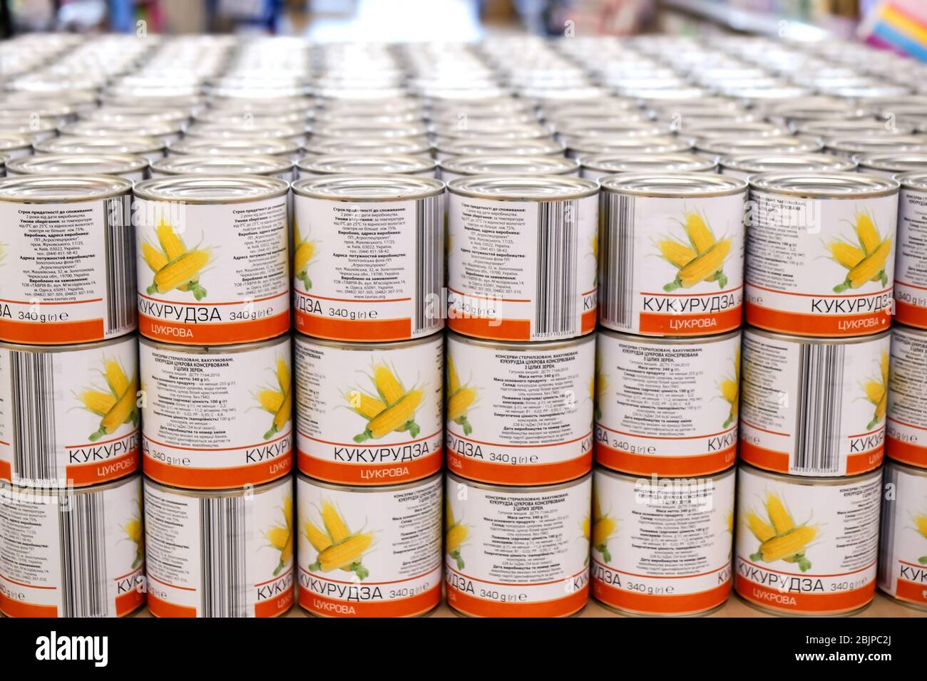 KIEV, UCRAINA - 18 SETTEMBRE 2017: Mensola con il mais in scatola in supermercato Foto Stock