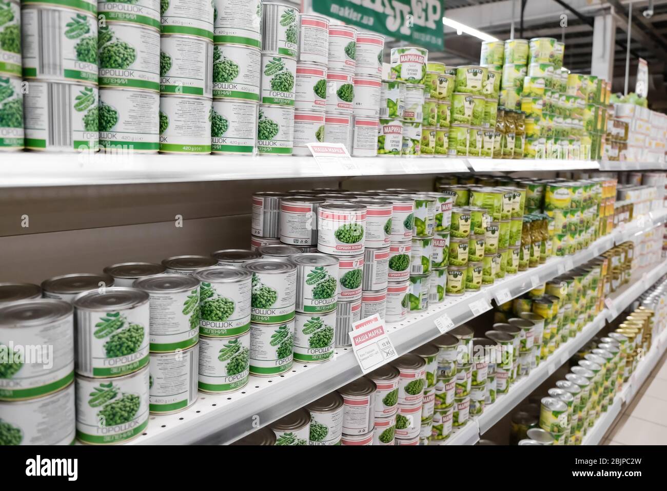KIEV, UCRAINA - 18 SETTEMBRE 2017: Varietà di cibo in scatola diverso in supermercato Foto Stock