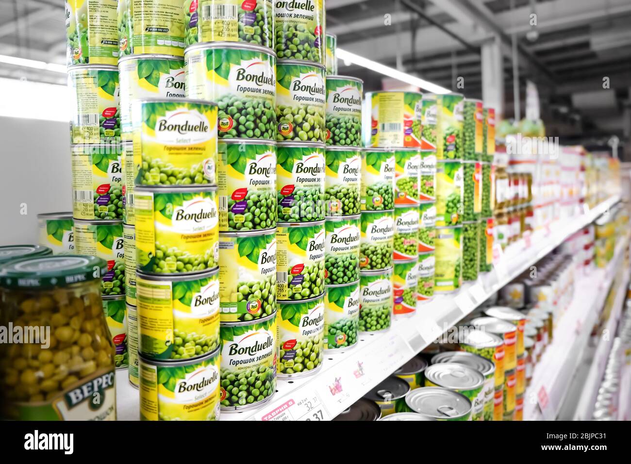 KIEV, UCRAINA - 18 SETTEMBRE 2017: Mensola con piselli in scatola in supermercato Foto Stock