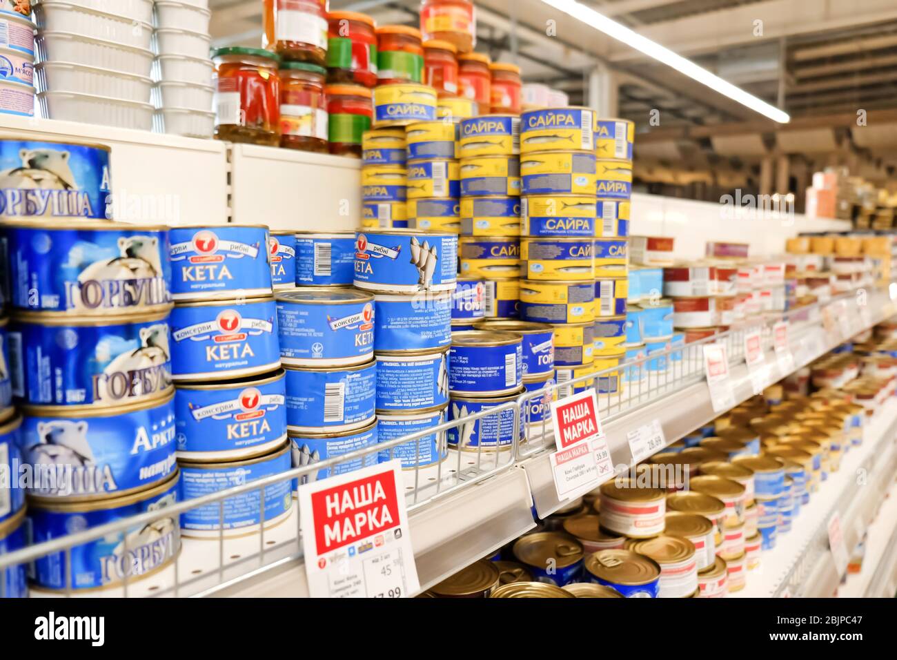 KIEV, UCRAINA - 18 SETTEMBRE 2017: Varietà di cibo in scatola diverso in supermercato Foto Stock
