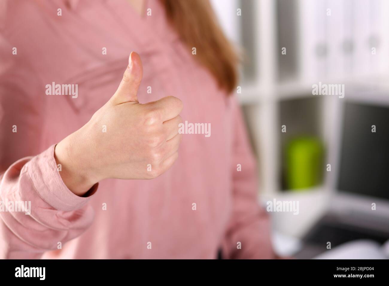 Ragazza in abiti business mostra il gesto di approvazione Foto Stock