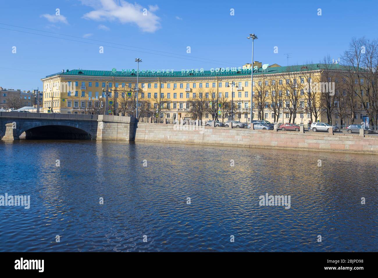 ST. PETERSBURG, RUSSIA - 22 MARZO 2020: Vista della costruzione della St. Petersburg University of Railways dal fiume Fontanka su una marcia soleggiata Foto Stock