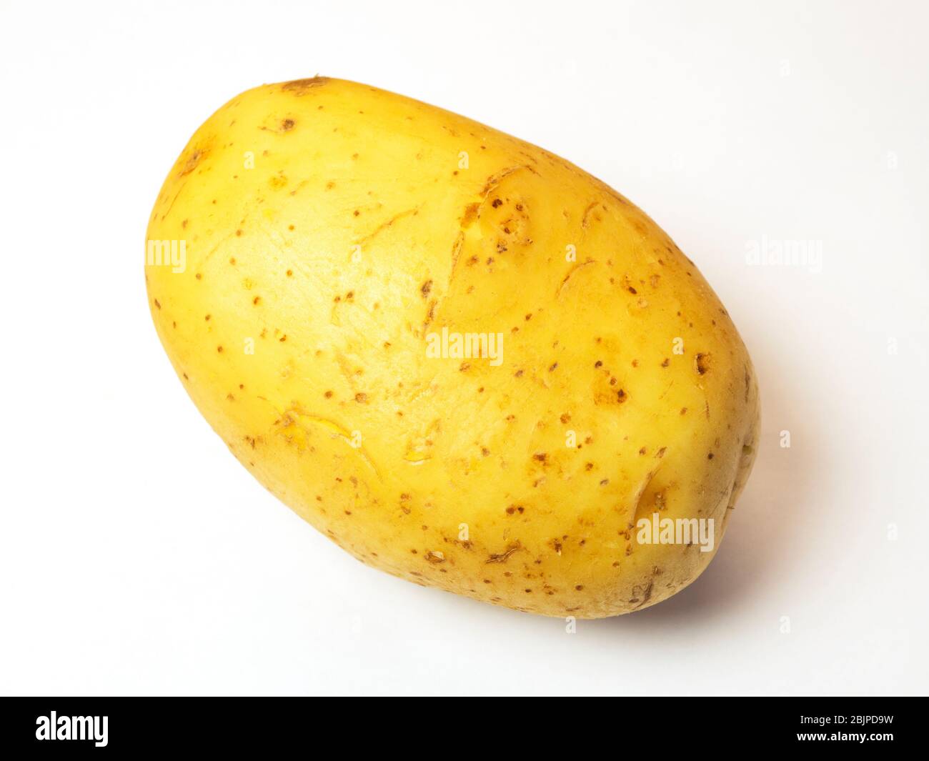 Una patata bianca intera con pelle isolata su fondo bianco Foto Stock