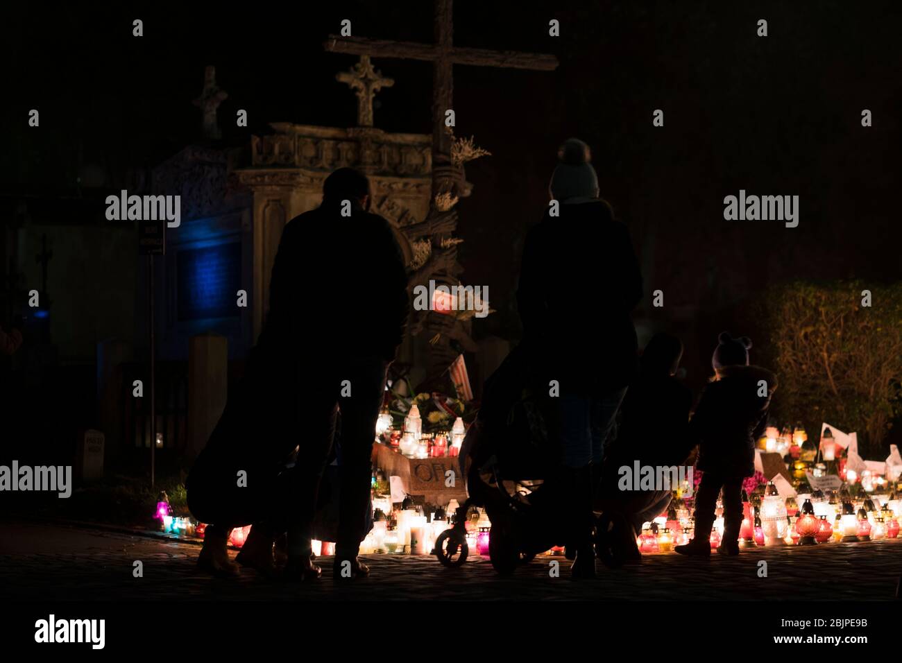 Una famiglia si trova di fronte al monumento alle vittime polacche del comunismo al cimitero di Rakowicki a Cracovia, Polonia 2019. Foto Stock