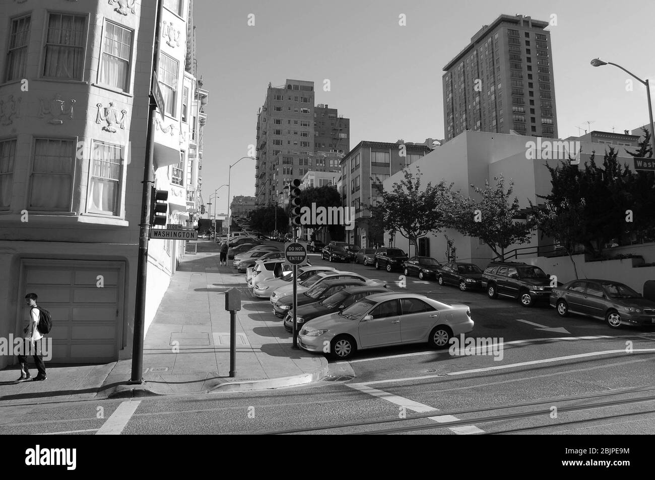 San Francisco uffici ufficio negozio negozi auto auto parcheggiate collina segno di ingresso persona a piedi zaino turistico turisti posta casella luci grattacielo Foto Stock