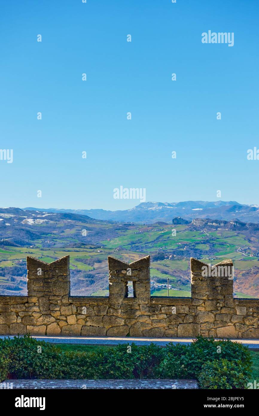 Pignone città muro di San Marino, montagne sullo sfondo e cielo azzurro chiaro con spazio per il tuo testo Foto Stock