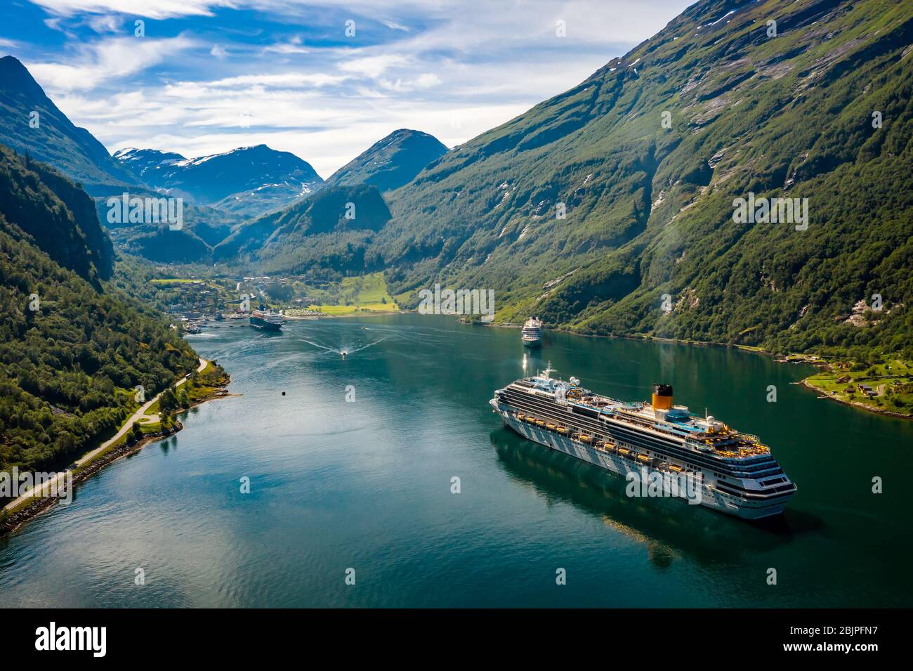 La nave di crociera, crociera sul Fiordo di Geiranger, Norvegia. Il fiordo è uno dei Norvegia più visitati siti turistici. Geiranger Fjord, un patrimonio mondiale Herita Foto Stock
