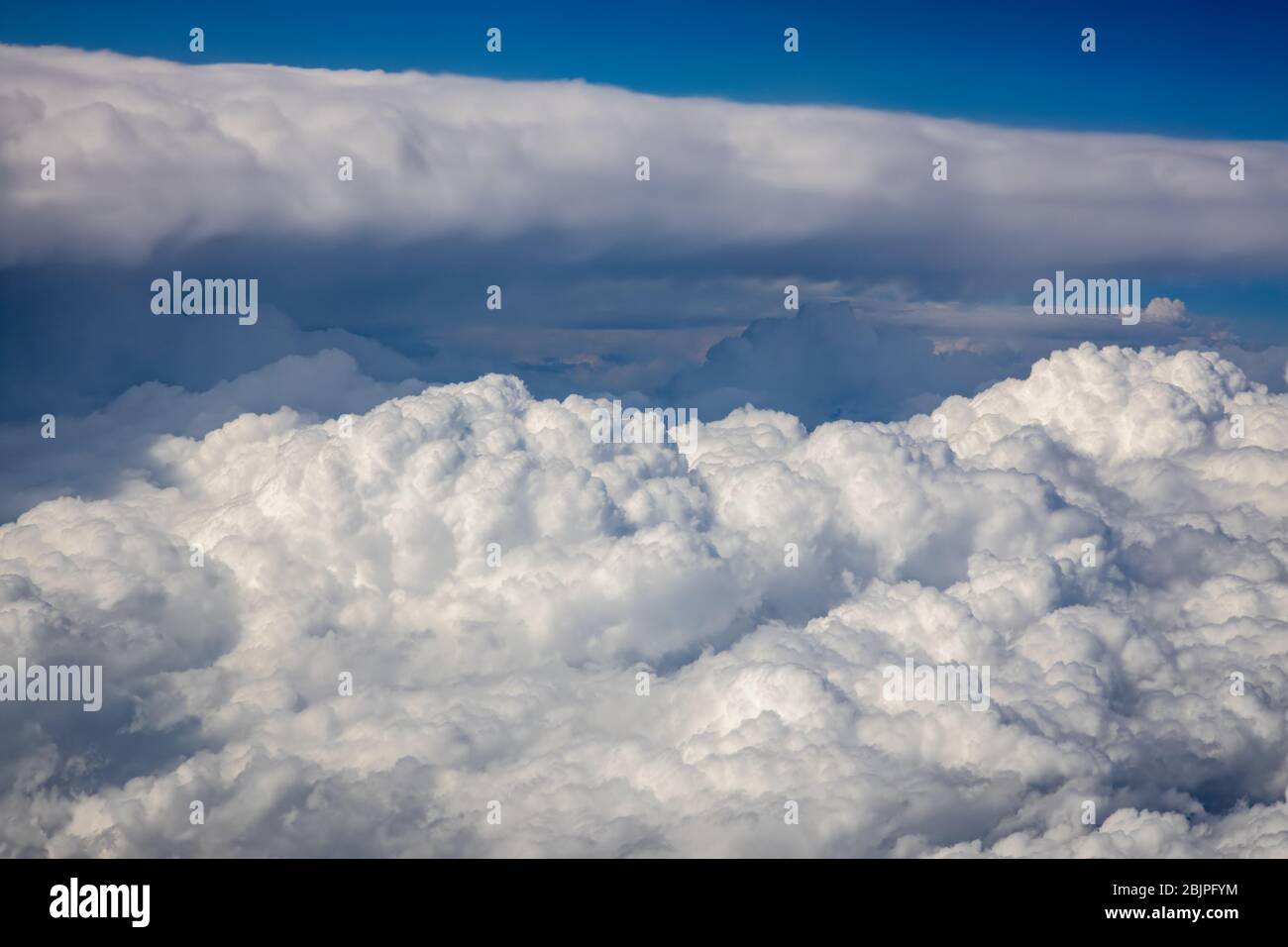 Foto del cielo blu con nuvole bird's-eye Foto Stock