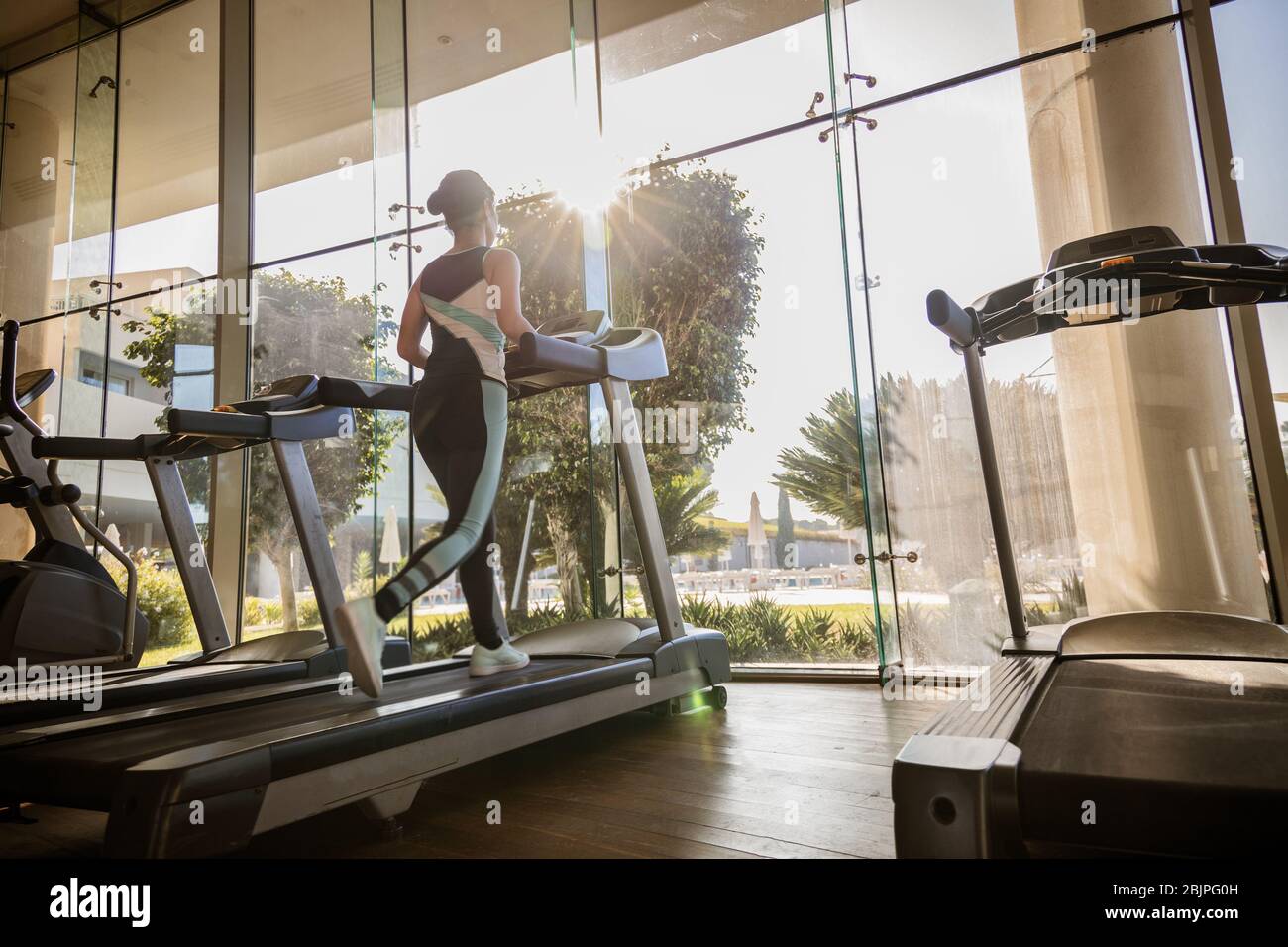 Donna in esecuzione sul tapis roulant in palestra. Stile di vita Ealthy. Foto Stock