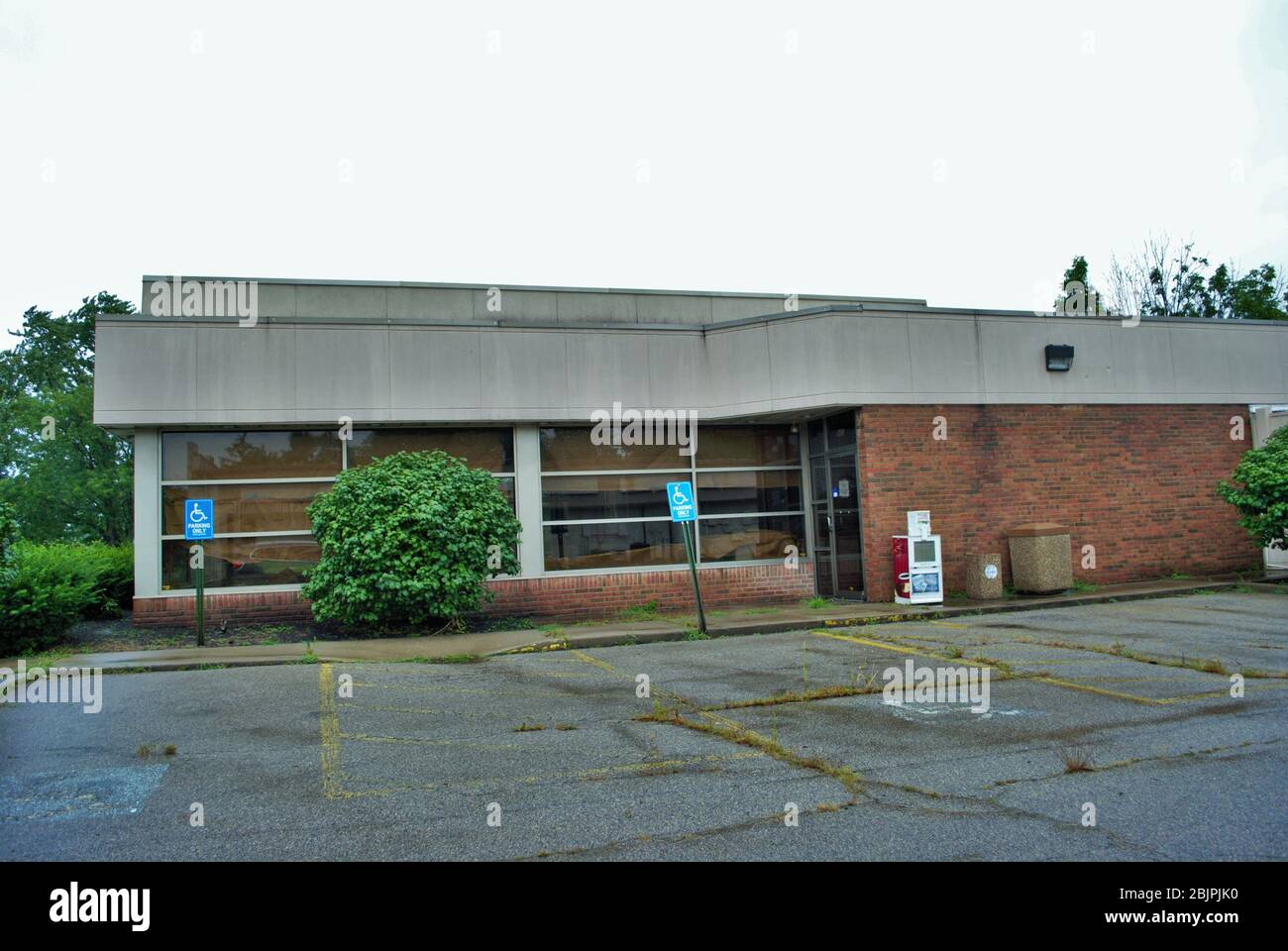Chiuso il bar abbandonato fast food ristorante che chiuso per mancanza di lavoro Foto Stock