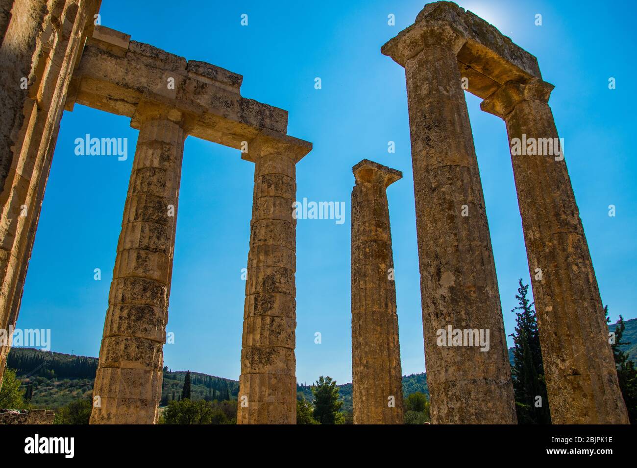 Primo piano del Tempio di Zeus nel sito archeologico di Nemea in Grecia. Fu costruito intorno al 330 a.C. Foto Stock