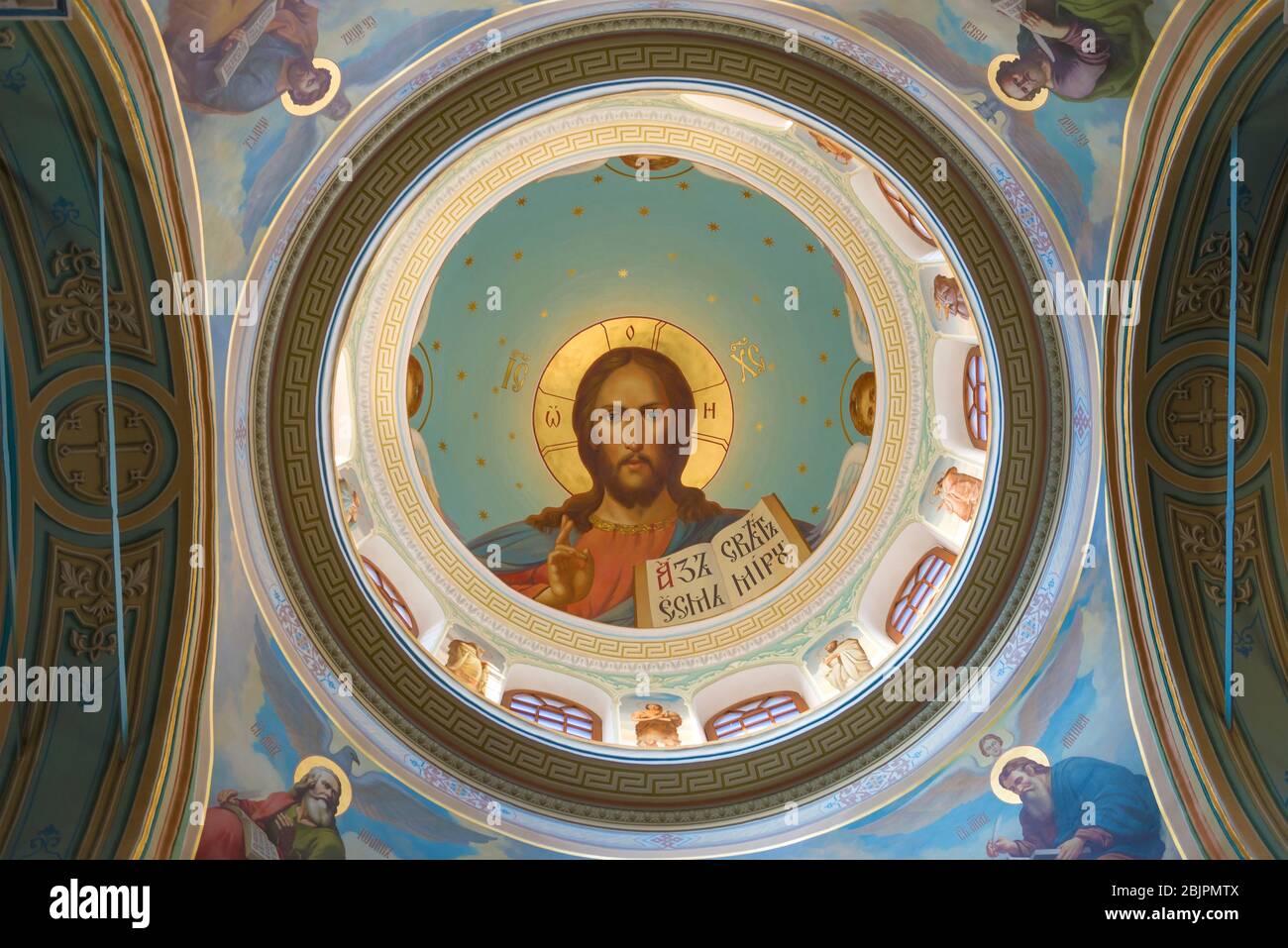 STARITSA, RUSSIA - 28 AGOSTO 2019: Immagine di Gesù Cristo all'interno della cupola della Chiesa della Trinità. Monastero della Santa Assunzione Staritsky Foto Stock