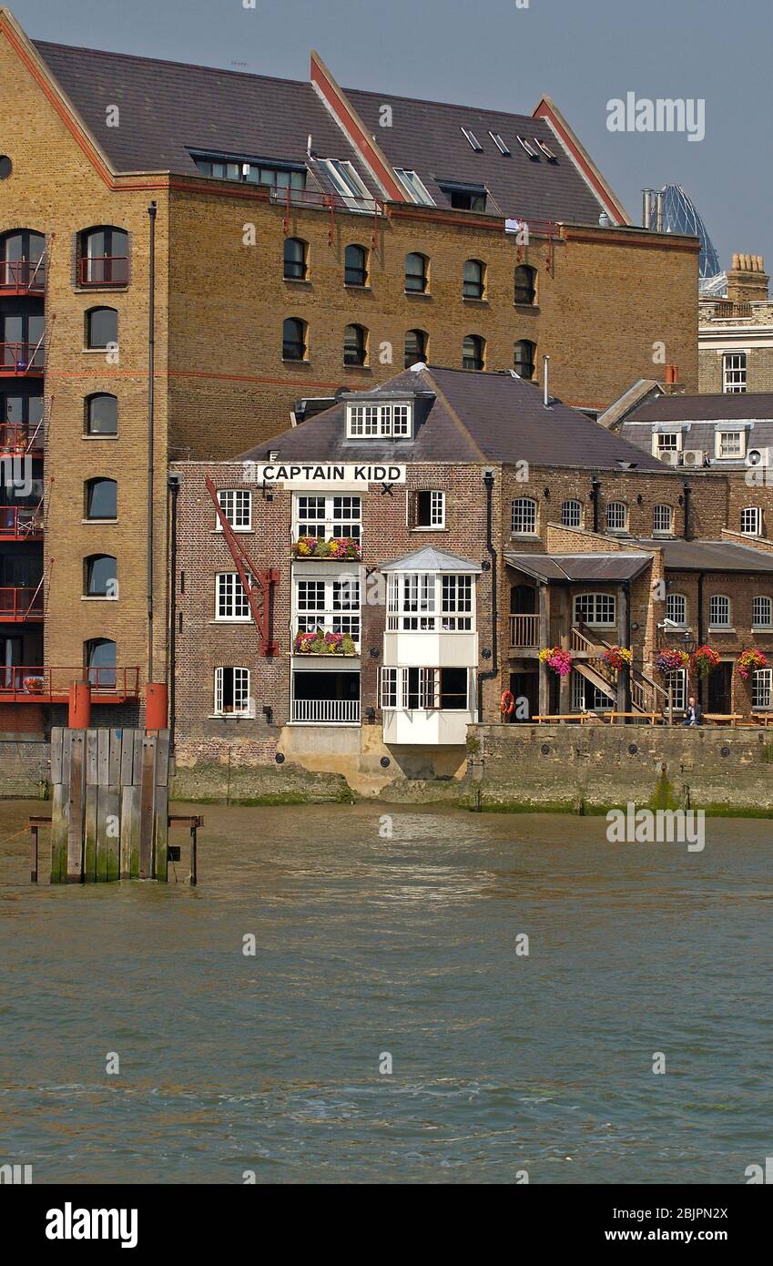 Il pub sul fiume Captain Kidd sul Tamigi a Wapping, East London, prende il nome dal pirata 17thC William Kidd, Londra, Inghilterra Foto Stock