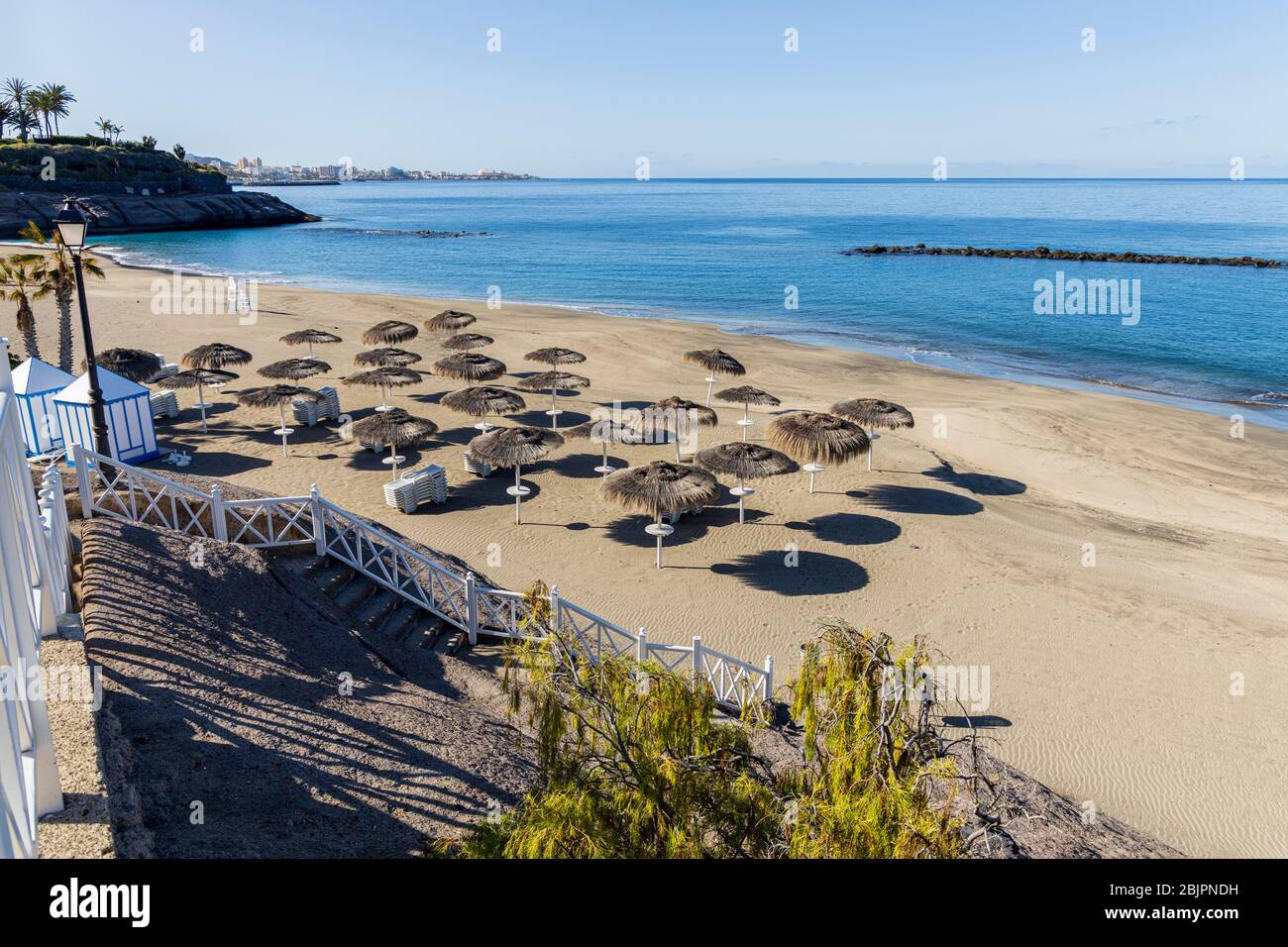 Spiaggia di Playa del Duque. Le località turistiche sulla Costa Adeje sono deserte. Con turismo zero e le spiagge chiuse a tutti durante il Covid 19, coronavirus, Stato di emergenza imposto dal governo non c'è nessuno fuori. Tenerife, Isole Canarie, Spagna Foto Stock