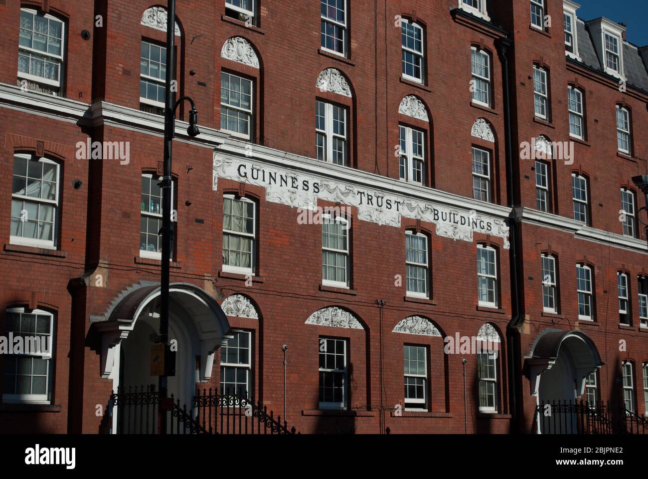 Victorian Architecture Mansion Block Apartments Flats Guiness Trust Buildings 8BG, Fulham Palace Road, Londra di Joseph Son e Smithen Foto Stock