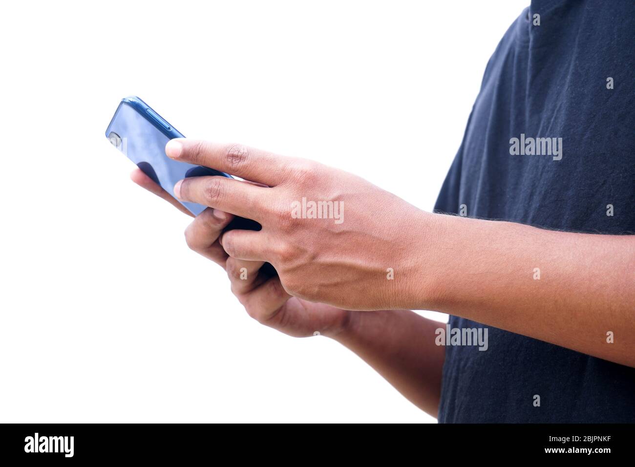 Giovane indiano che usa smartphone Foto Stock