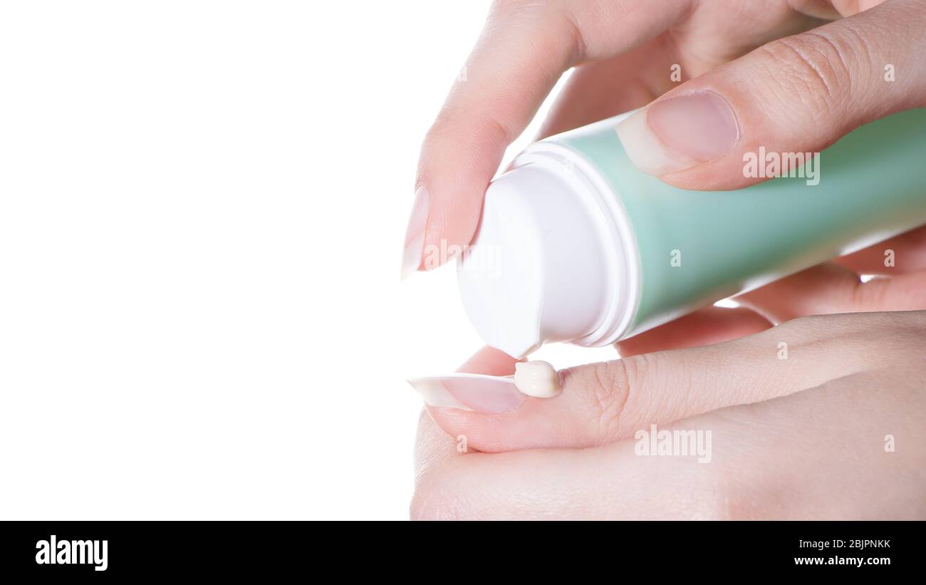 Applicare una crema o lozione riparativa alla cuticola o alla pelle delle mani.Cosmetologia, dermatologia e trattamento della pelle a casa, Spa o salone di bellezza.mani w Foto Stock