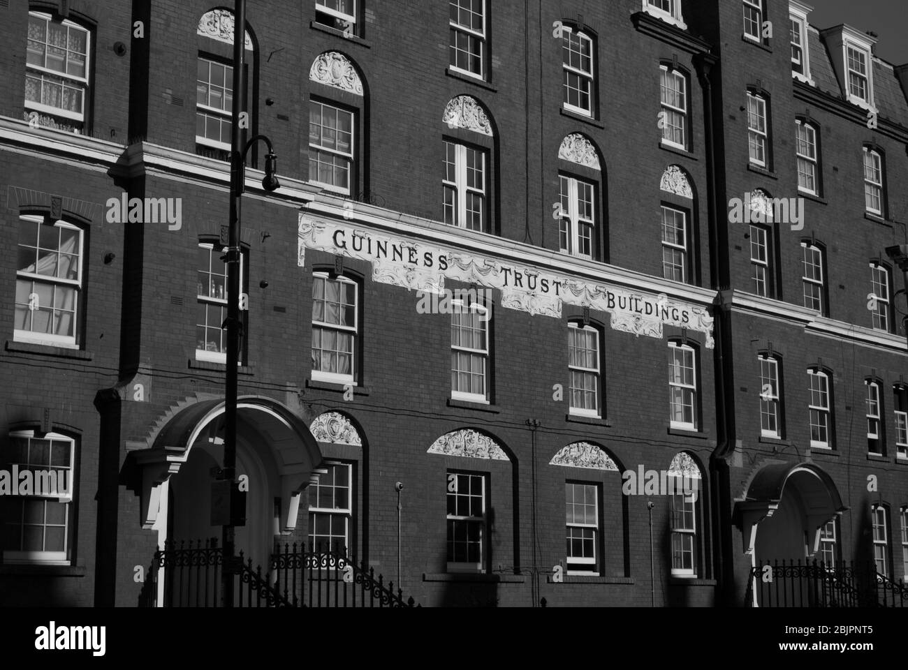 Victorian Architecture Mansion Block Apartments Flats Guiness Trust Buildings 8BG, Fulham Palace Road, Londra di Joseph Son e Smithen Foto Stock