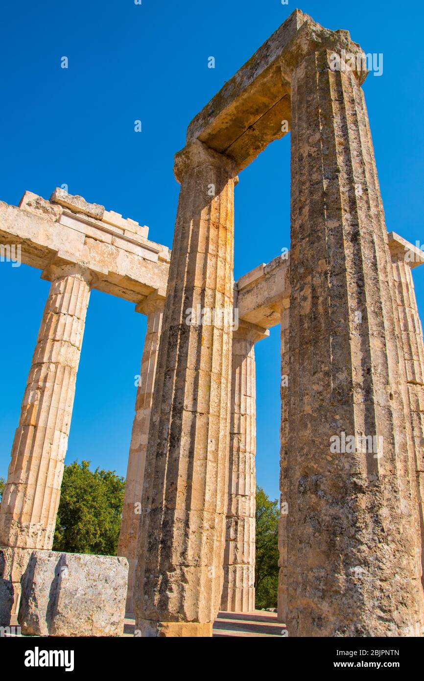 Primo piano del Tempio di Zeus nel sito archeologico di Nemea in Grecia. Fu costruito intorno al 330 a.C. Foto Stock