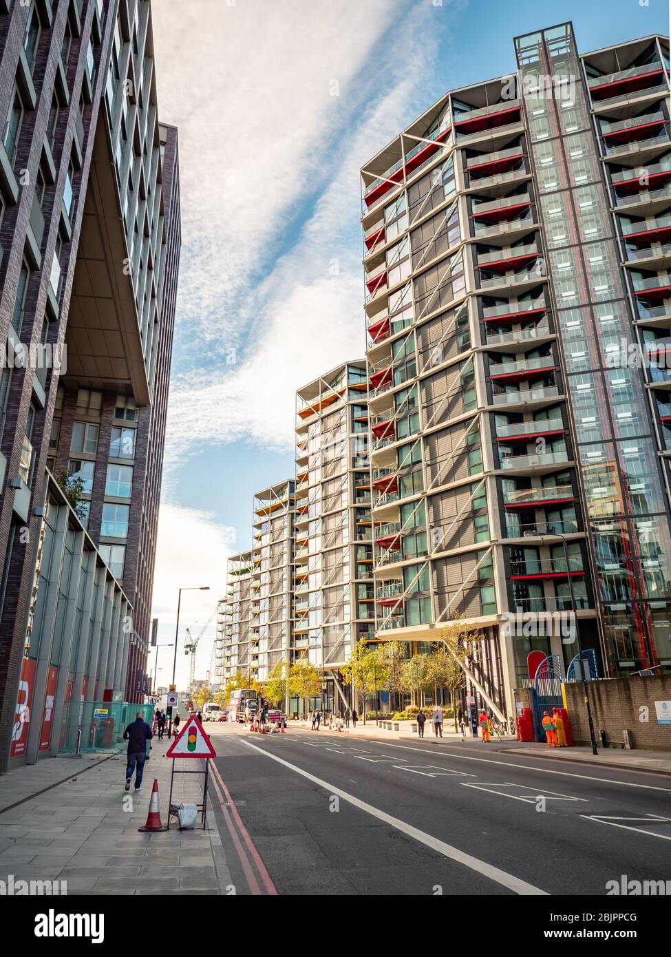 Architettura moderna. Una vista ad angolo basso di edifici di appartamenti contemporanei nell'area di Nine Elms di Wandsworth, South West London. Foto Stock