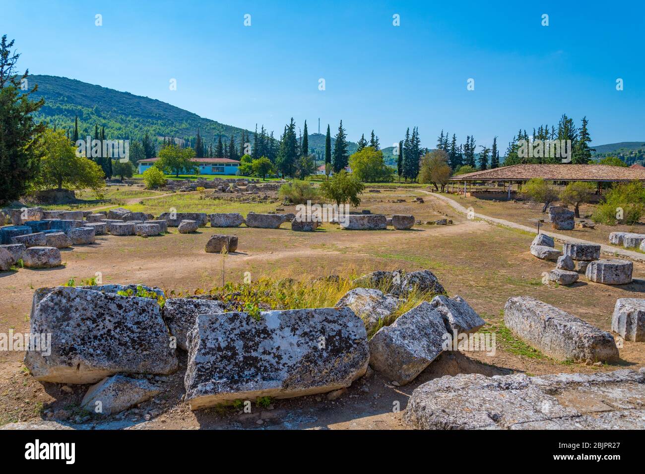 Sito archeologico di Nemea in Grecia. La pietra e le colonne rimangono dal tempio di Zeus Foto Stock